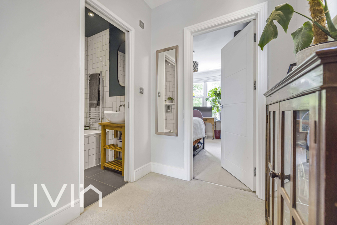 3 bed apartment for sale in Woodside Green, London 12