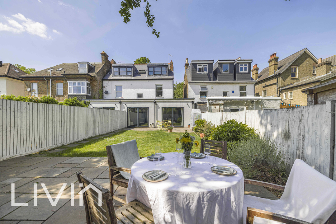 3 bed apartment for sale in Woodside Green, London 9
