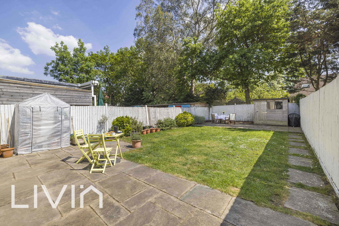 3 bed apartment for sale in Woodside Green, London 1