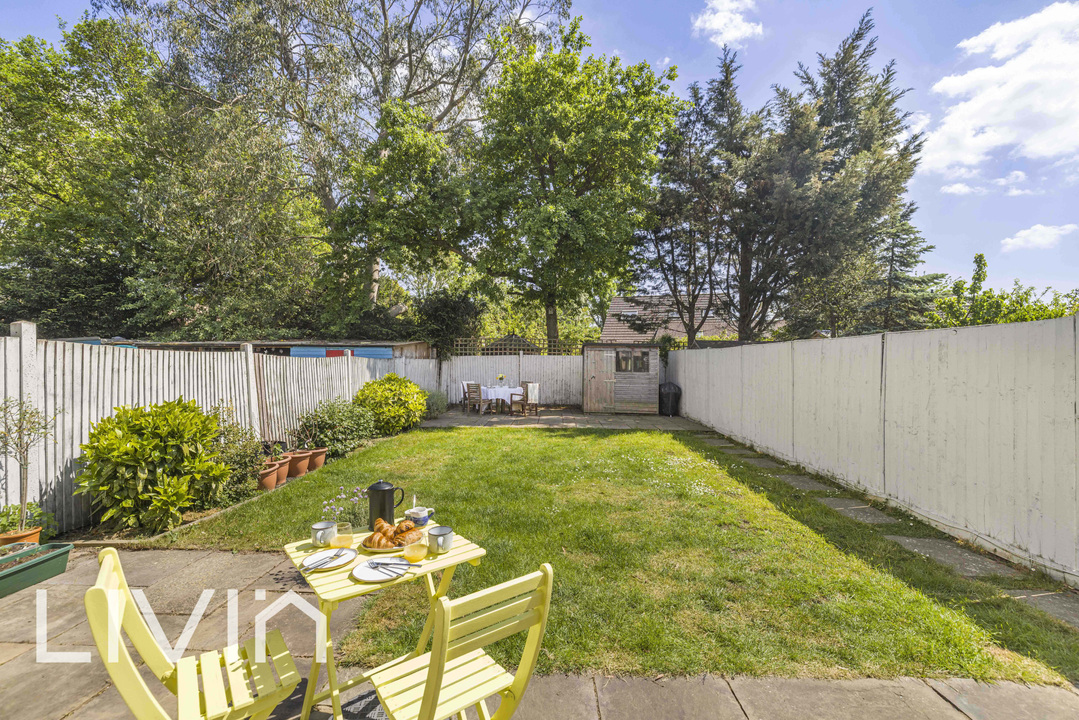 3 bed apartment for sale in Woodside Green, London 10