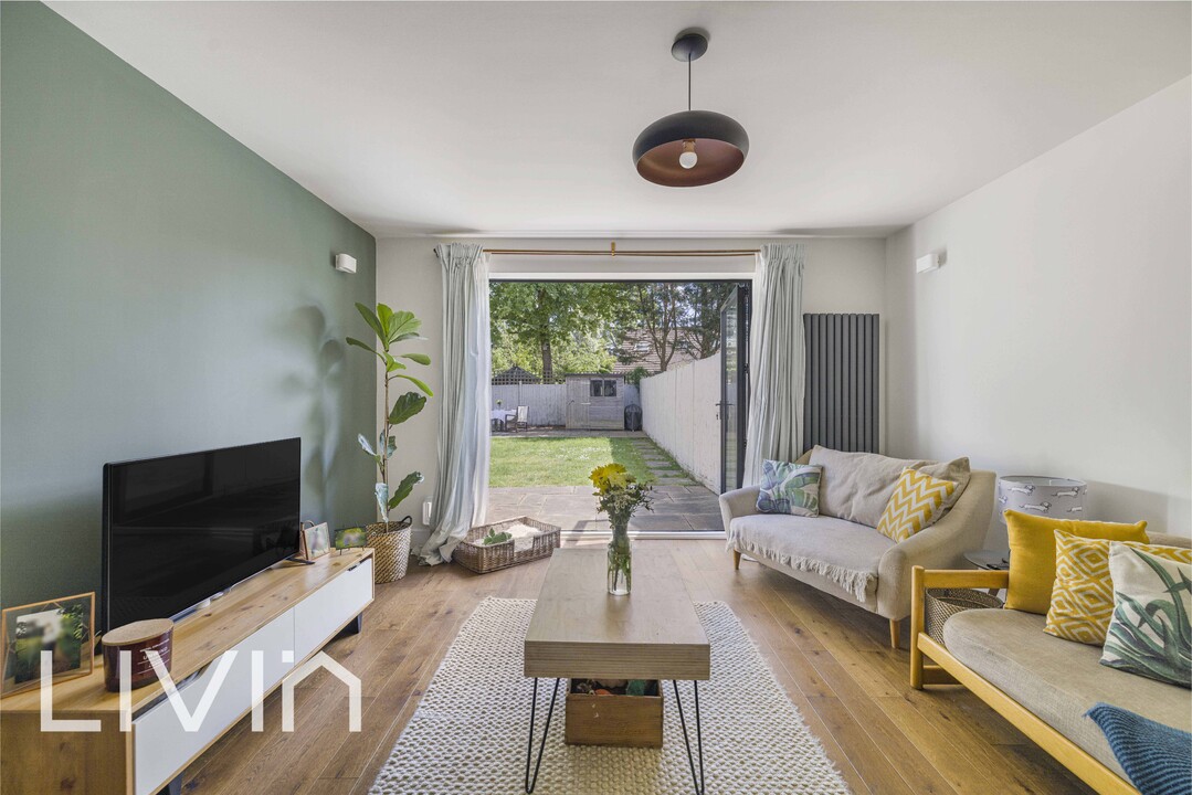 3 bed apartment for sale in South Norwood, London, SE25