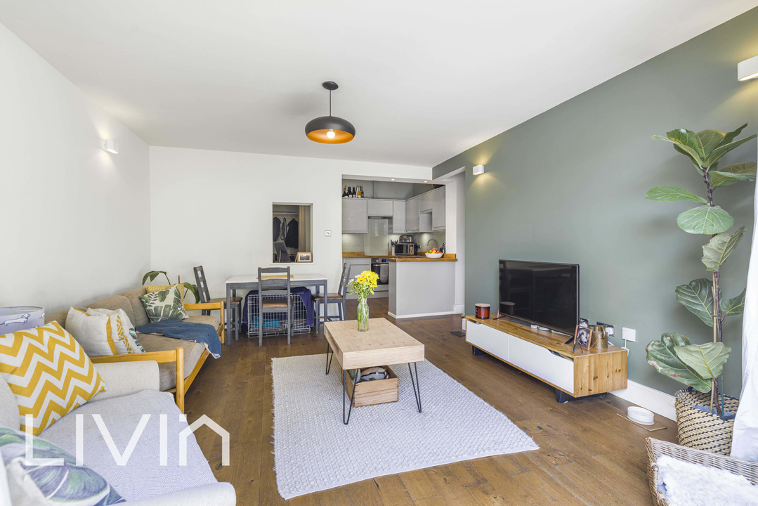 3 bed apartment for sale in Woodside Green, London 2