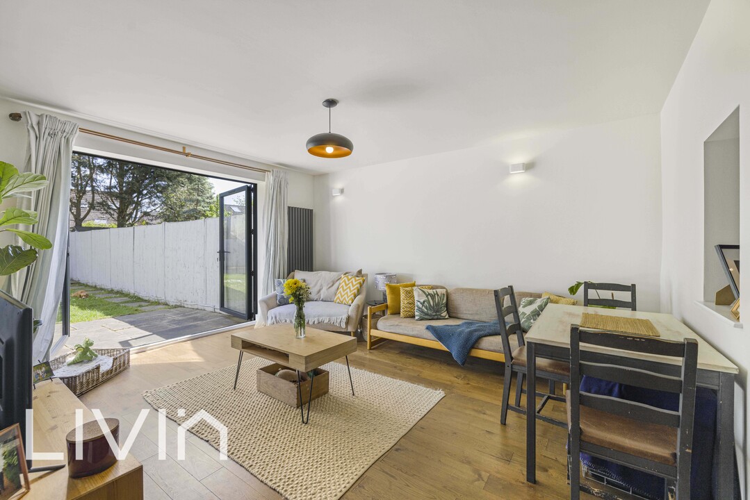 3 bed apartment for sale in Woodside Green, London 6