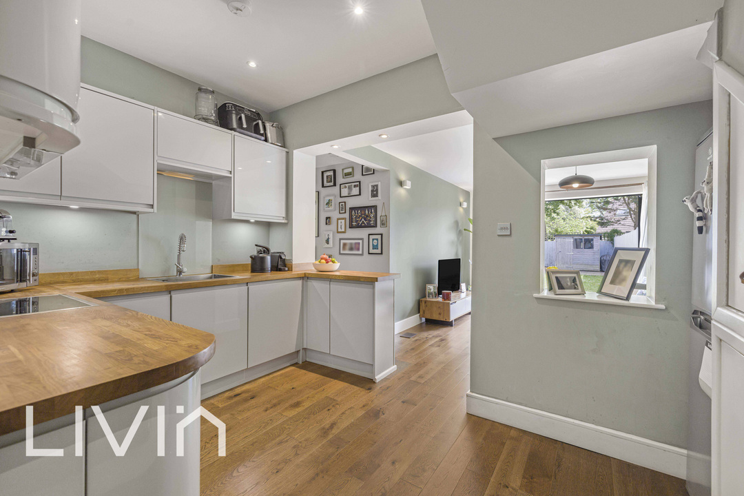 3 bed apartment for sale in Woodside Green, London 8