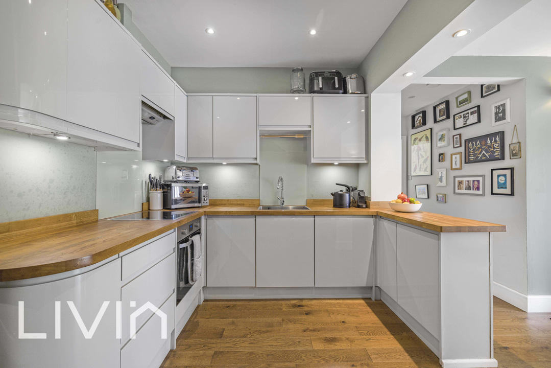 3 bed apartment for sale in Woodside Green, London 3