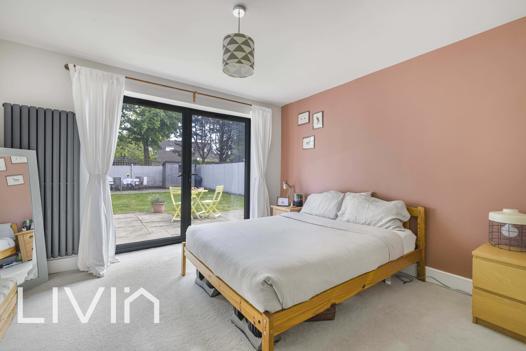 3 bed apartment for sale in Woodside Green, London 14