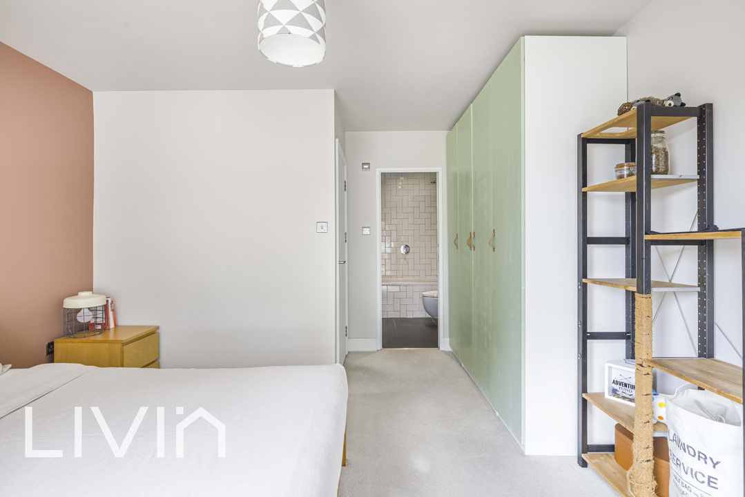 3 bed apartment for sale in Woodside Green, London 16