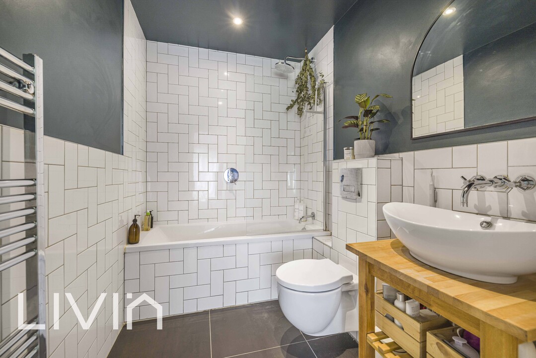 3 bed apartment for sale in Woodside Green, London 17