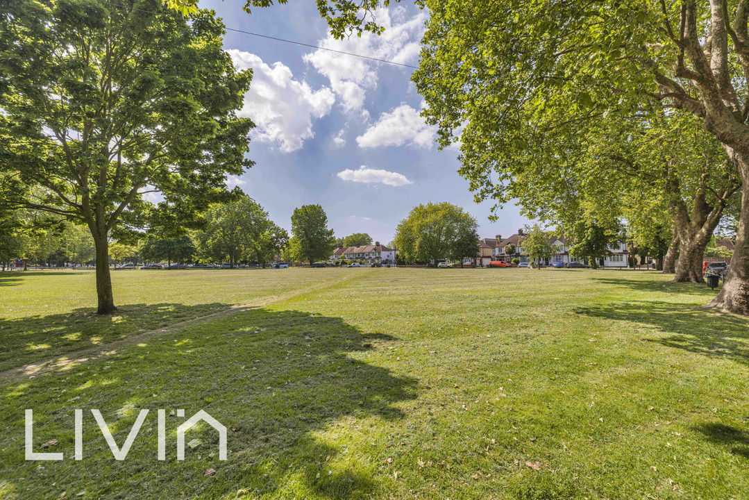 3 bed apartment for sale in Woodside Green, London 18