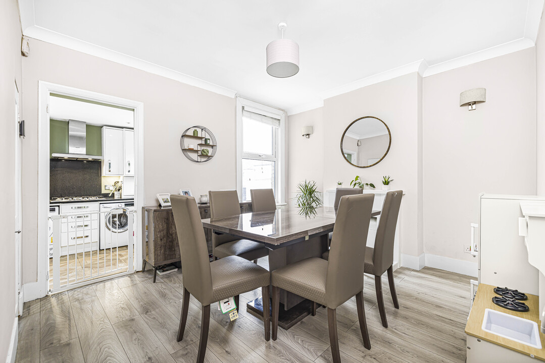 2 bed end of terrace house to rent in Ravenswood Road, Croydon 3