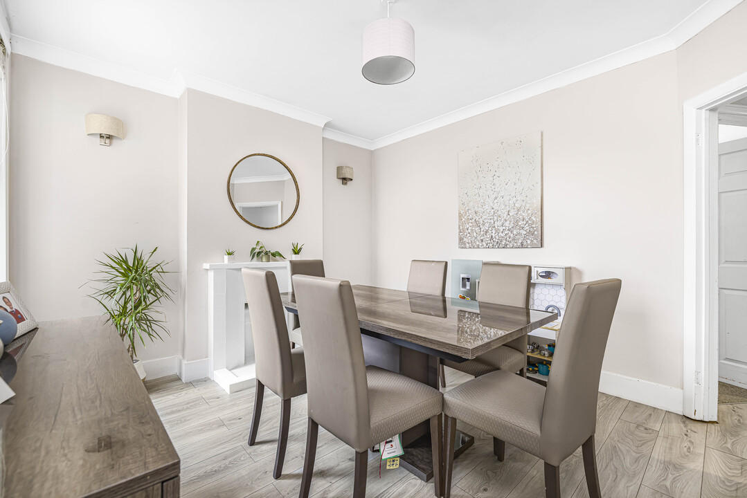 2 bed end of terrace house to rent in Ravenswood Road, Croydon 5