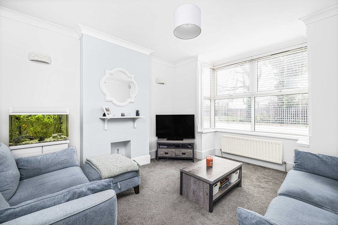 2 bed end of terrace house to rent in Ravenswood Road, Croydon 1
