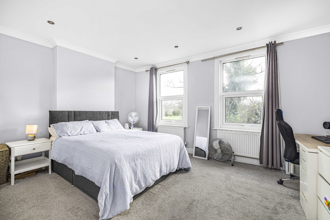 2 bed end of terrace house to rent in Ravenswood Road, Croydon 10