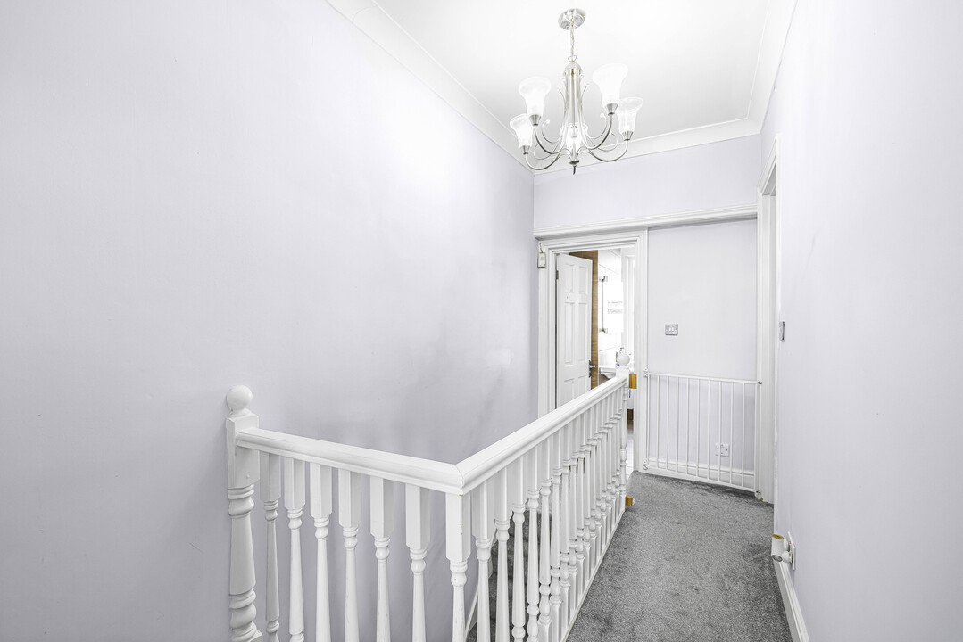 2 bed end of terrace house to rent in Ravenswood Road, Croydon 12