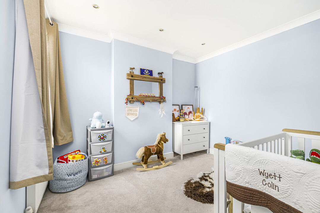 2 bed end of terrace house to rent in Ravenswood Road, Croydon 13