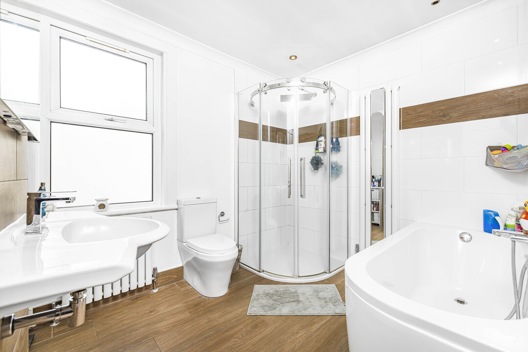 2 bed end of terrace house to rent in Ravenswood Road, Croydon 15