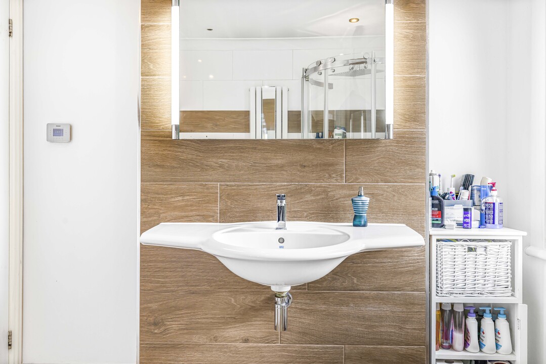 2 bed end of terrace house to rent in Ravenswood Road, Croydon 16