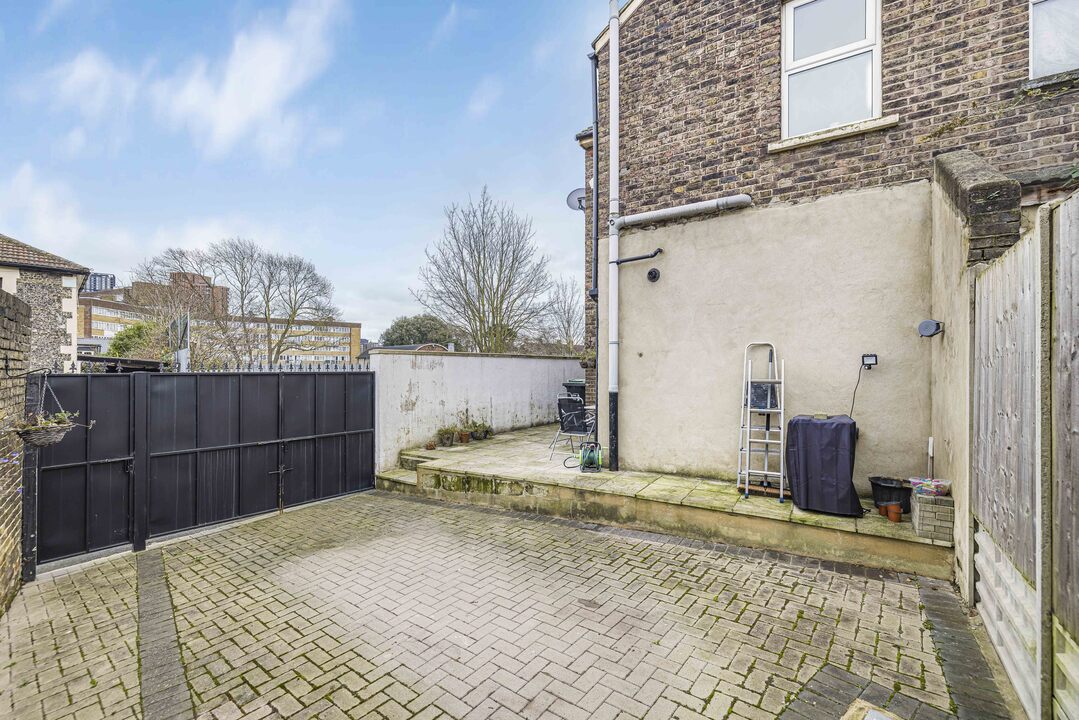 2 bed end of terrace house to rent in Ravenswood Road, Croydon 18