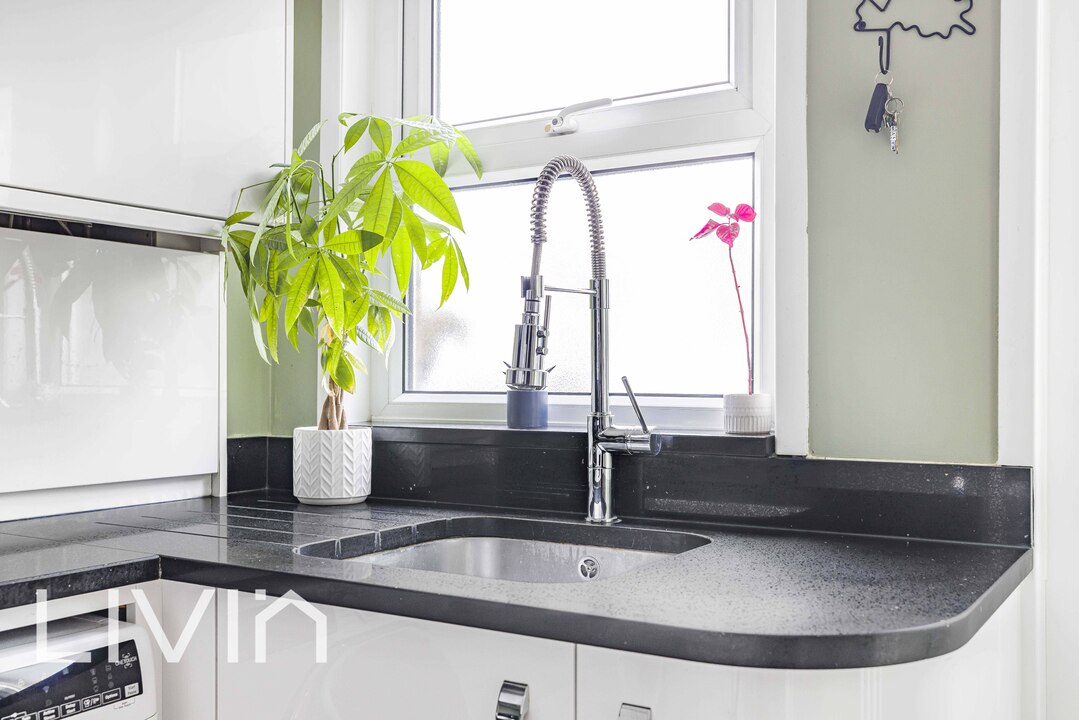 2 bed end of terrace house to rent in Ravenswood Road, Croydon 7