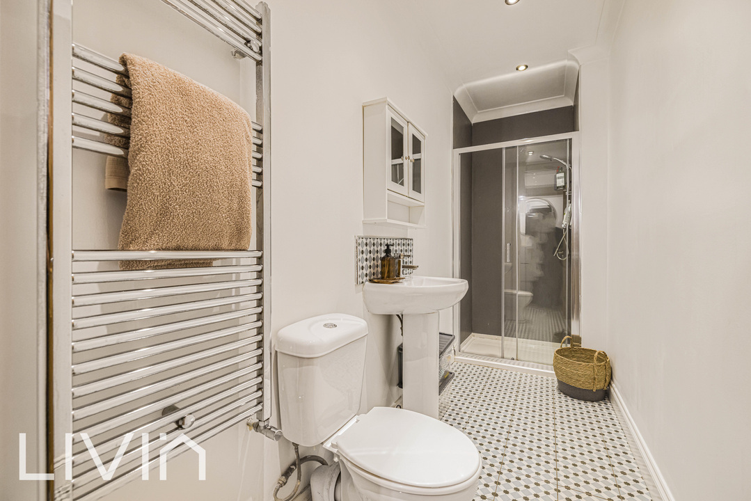 2 bed apartment for sale in Southern Avenue, London  - Property Image 6
