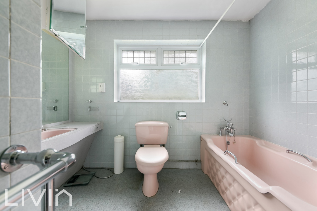 5 bed bungalow for sale in Woodcote Park Avenue, Purley  - Property Image 14