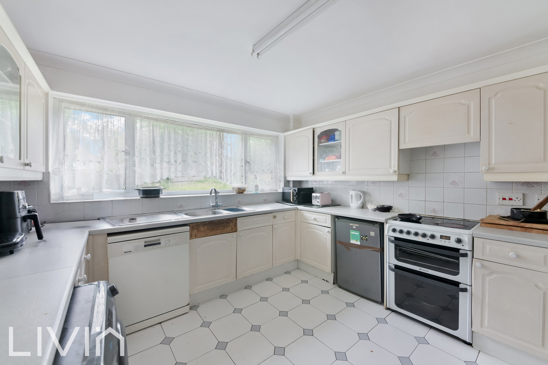 5 bed bungalow for sale in Woodcote Park Avenue, Purley  - Property Image 4