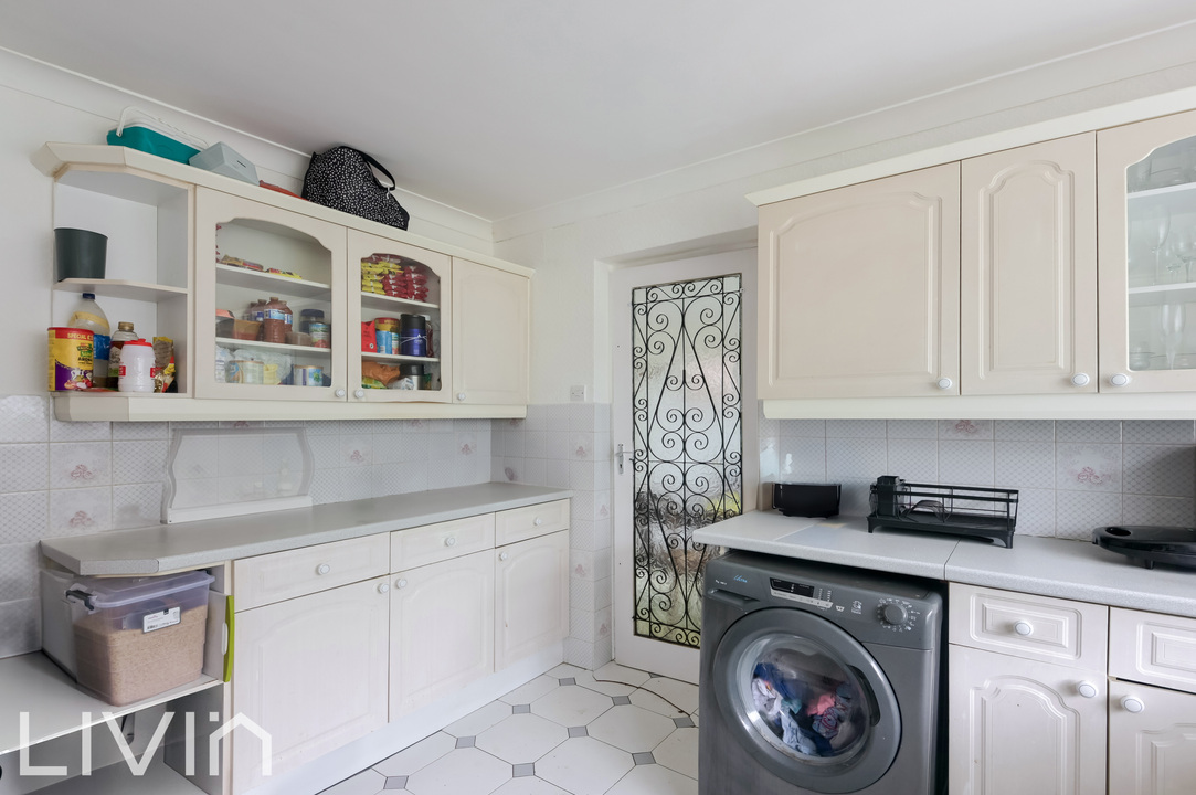 5 bed bungalow for sale in Woodcote Park Avenue, Purley  - Property Image 6