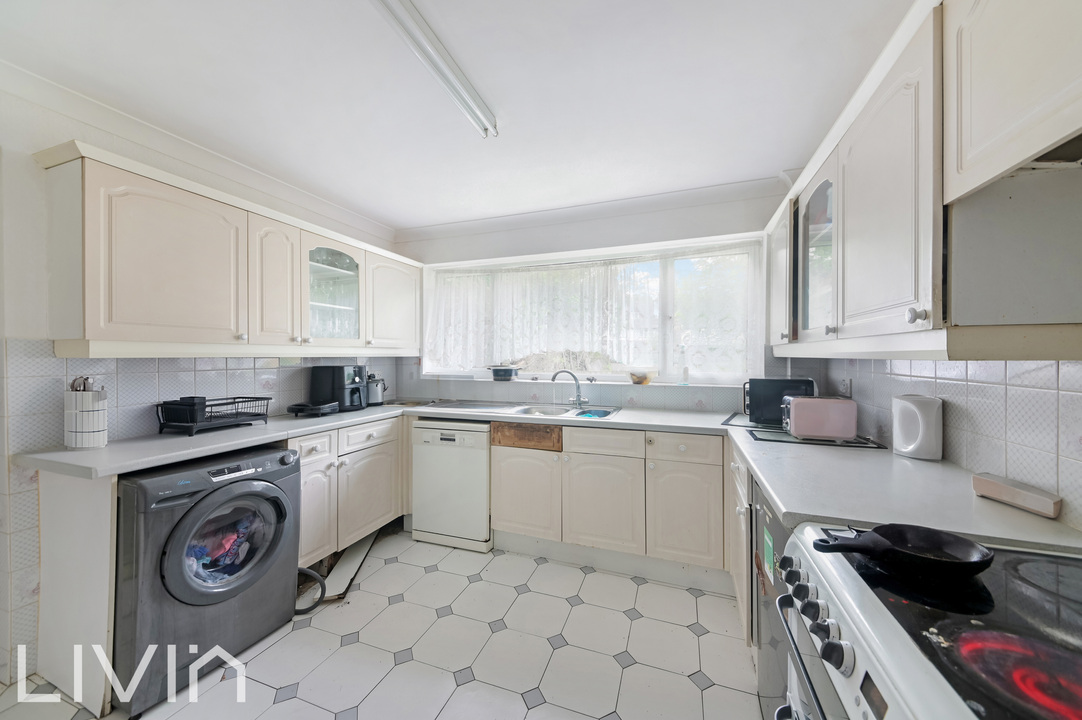 5 bed bungalow for sale in Woodcote Park Avenue, Purley  - Property Image 5