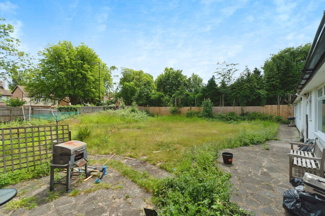 5 bed bungalow for sale in Woodcote Park Avenue, Purley  - Property Image 18