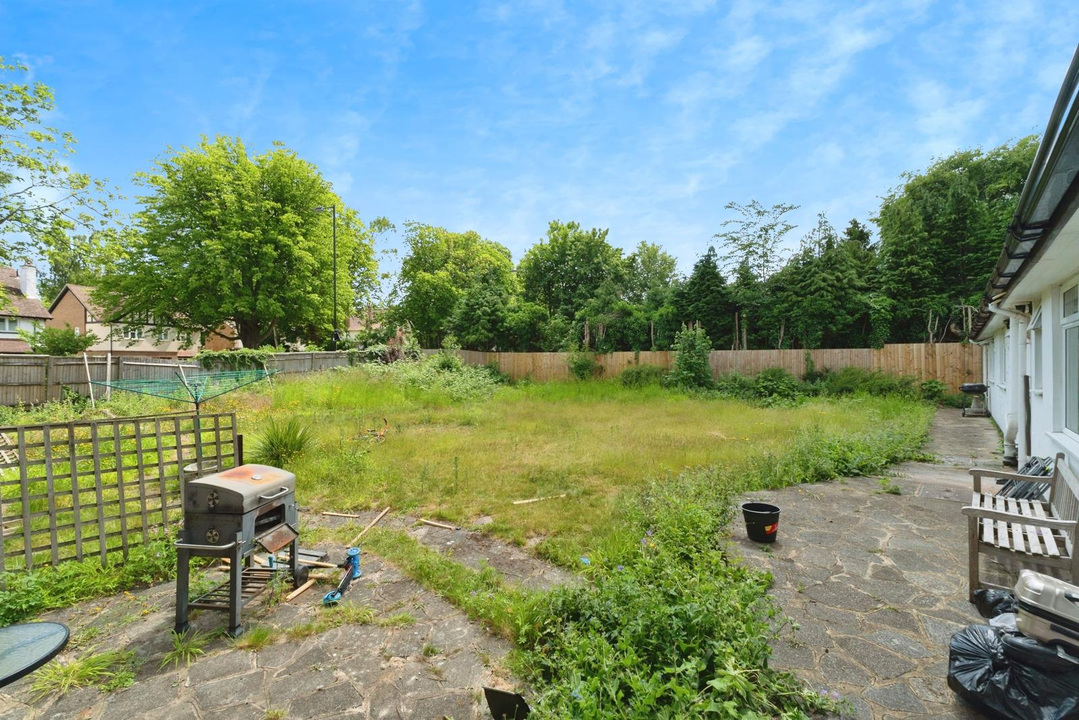 5 bed bungalow for sale in Woodcote Park Avenue, Purley  - Property Image 19