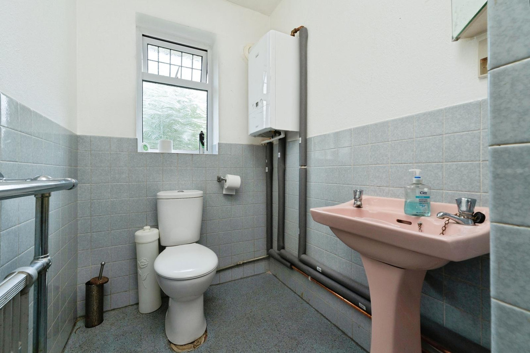 5 bed bungalow for sale in Woodcote Park Avenue, Purley  - Property Image 15