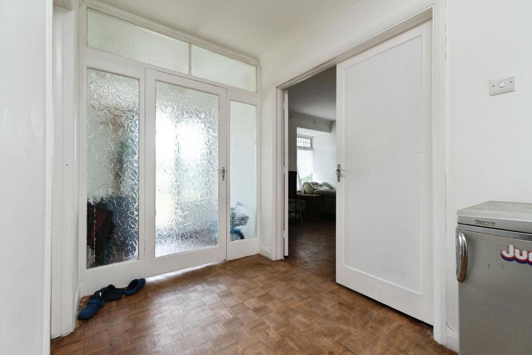 5 bed bungalow for sale in Woodcote Park Avenue, Purley  - Property Image 10