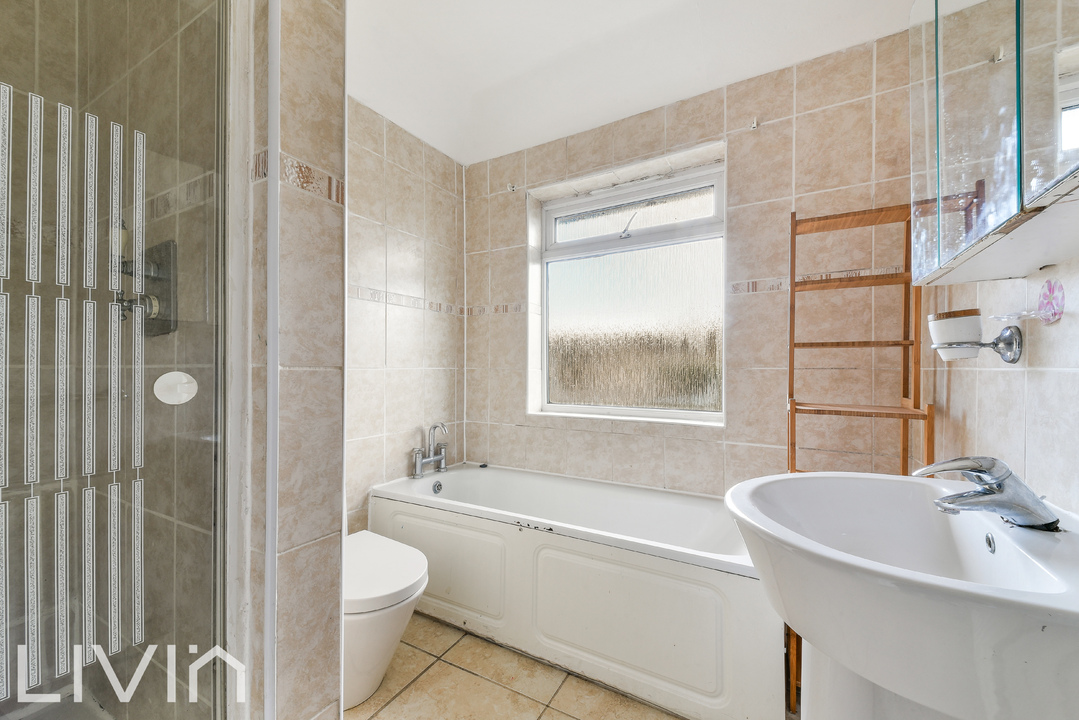 4 bed semi-detached house to rent in Lindfield Road, Croydon 9