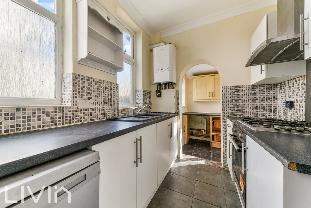 4 bed semi-detached house to rent in Lindfield Road, Croydon 4