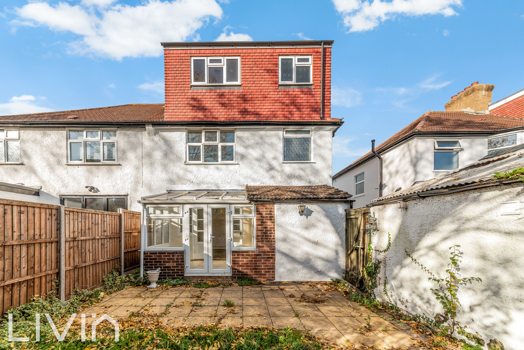 4 bed semi-detached house to rent in Lindfield Road, Croydon 12