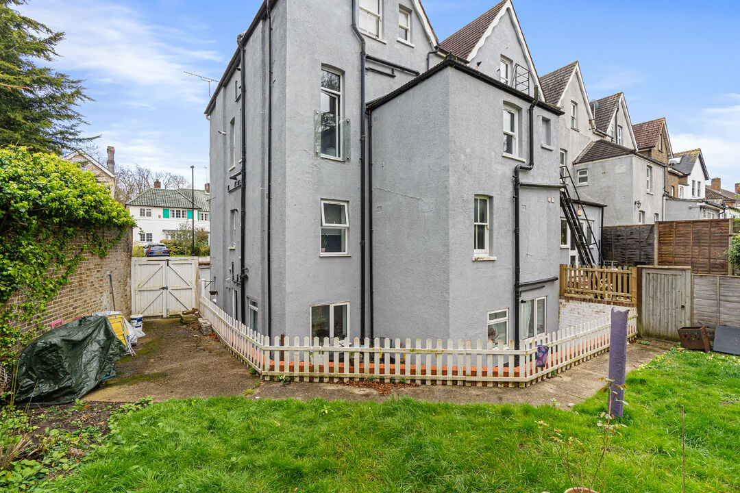 2 bed maisonette for sale in Garden Flat, South Croydon 17