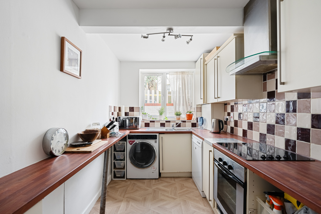 2 bed maisonette for sale in Garden Flat, South Croydon 9