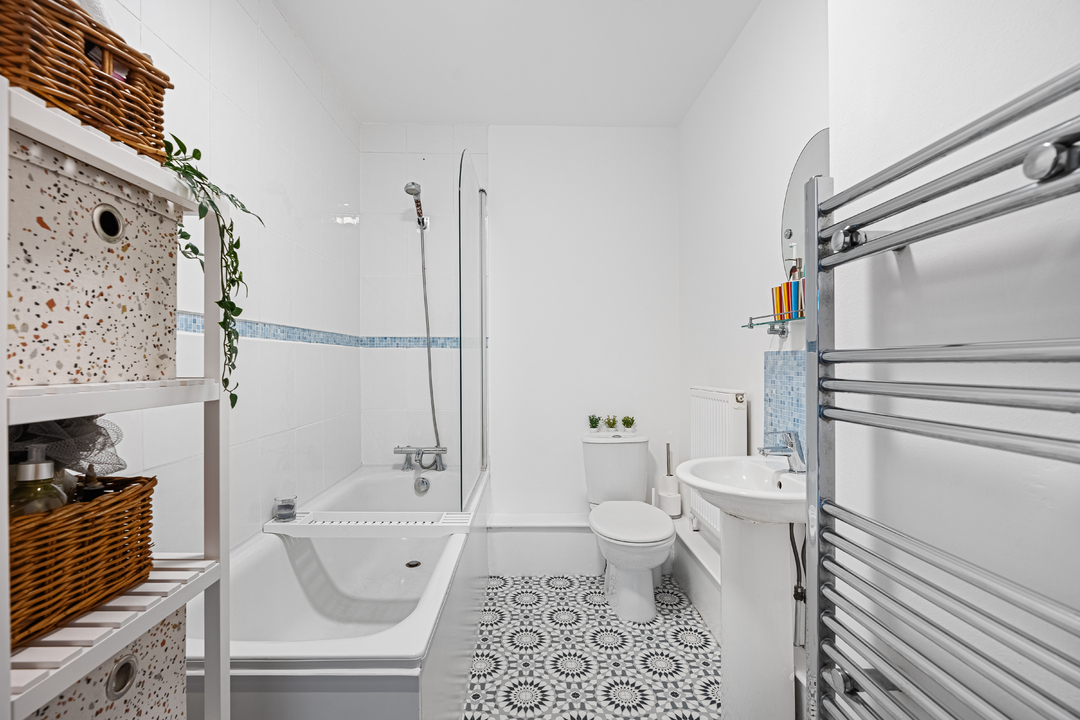 2 bed maisonette for sale in Garden Flat, South Croydon 11