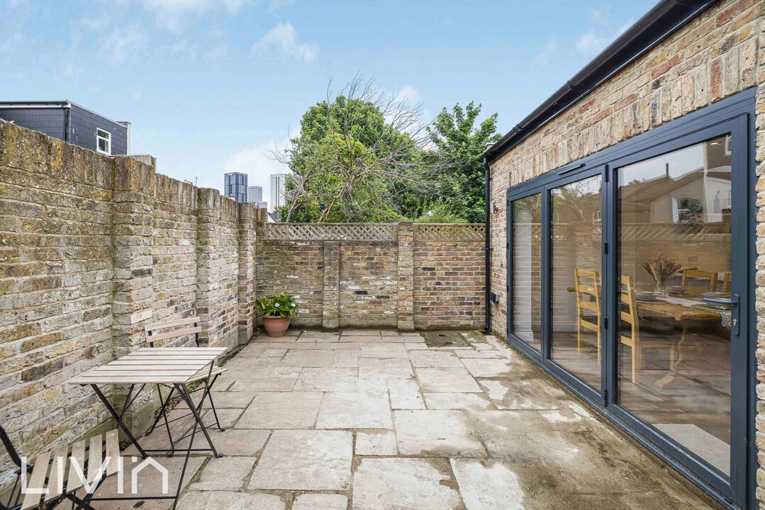 3 bed end of terrace house to rent in Tanfield Road, Croydon 19