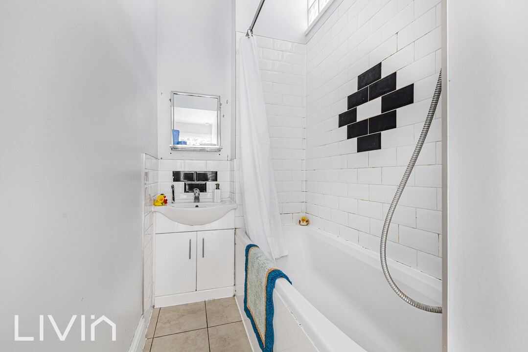 3 bed apartment for sale in Woodvale Walk, London 19