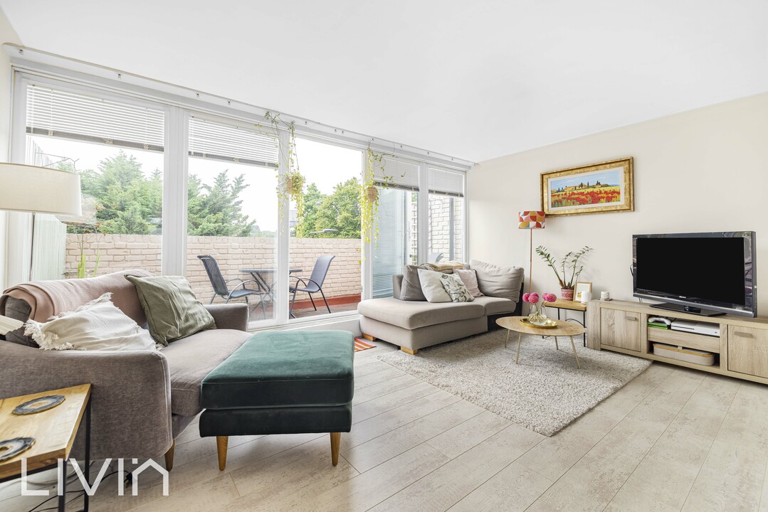 3 bed apartment for sale in Woodvale Walk, London 8