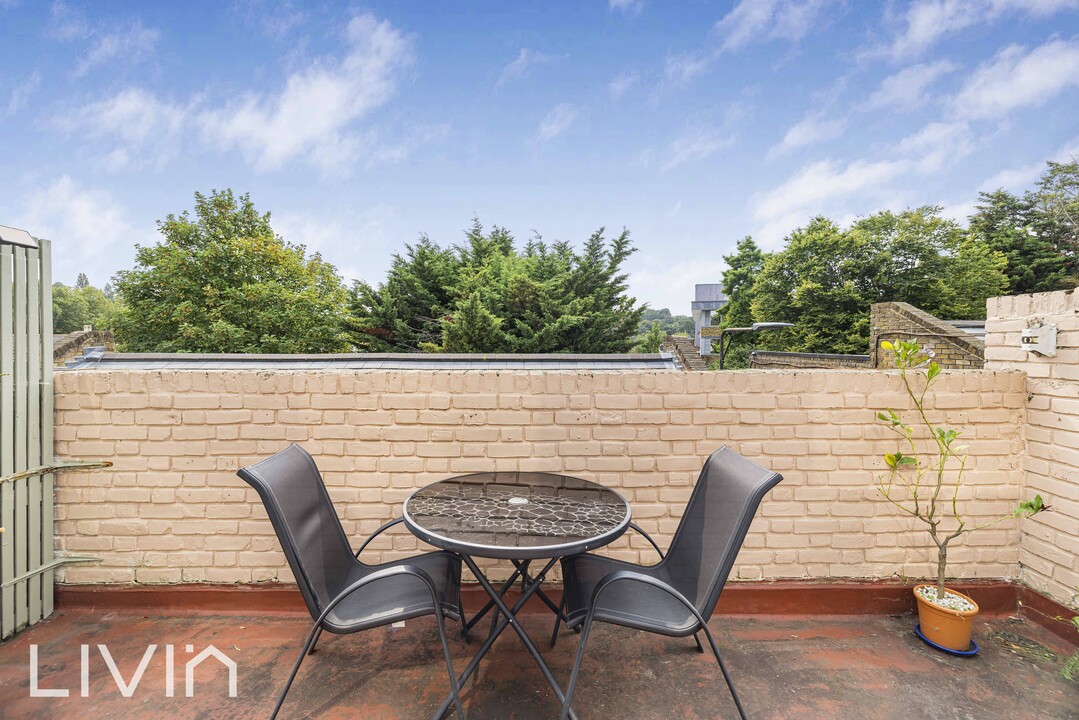 3 bed apartment for sale in Woodvale Walk, London 10