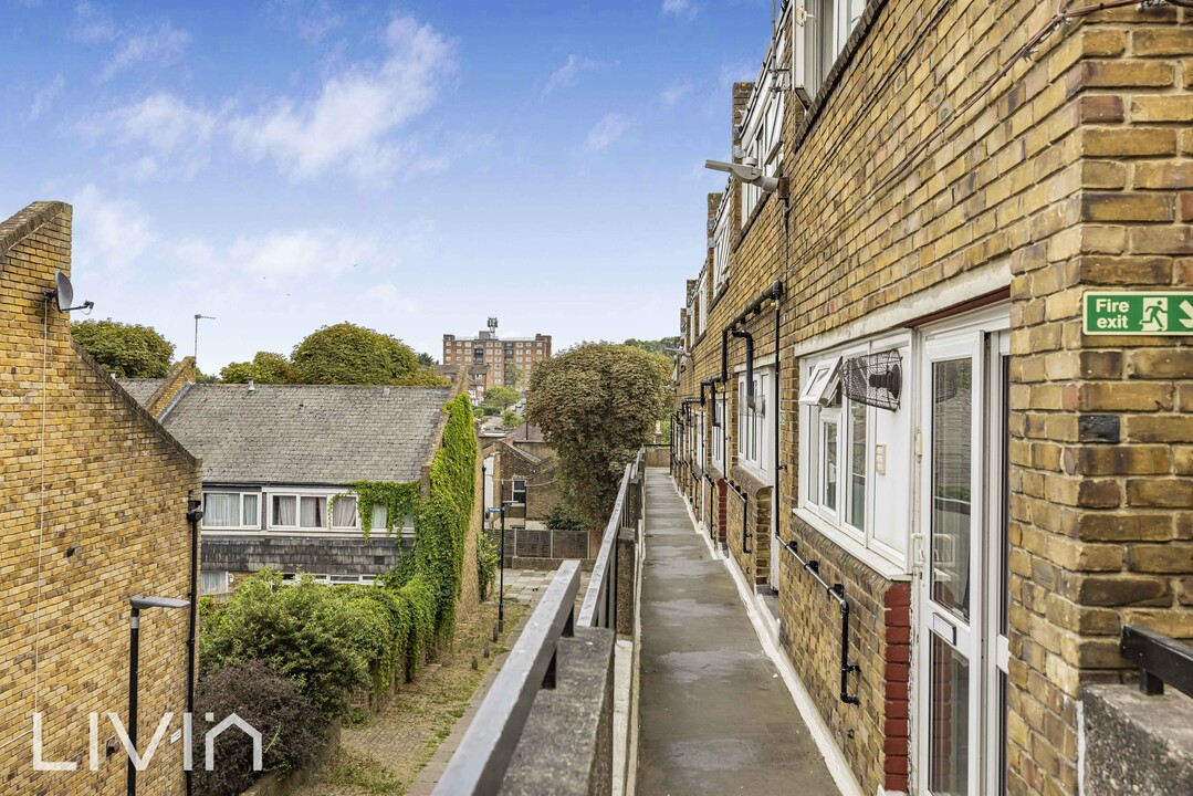 3 bed apartment for sale in Woodvale Walk, London 1