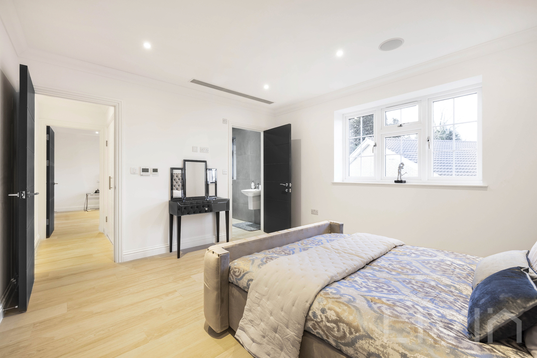 4 bed detached house for sale in The Wend, Coulsdon 6