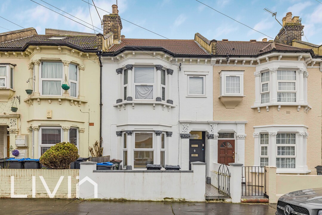 4 bed terraced house for sale in Stuart Road, Thornton Heath  - Property Image 1