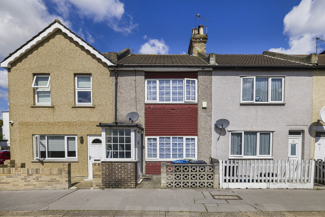 3 bed terraced house for sale in Cuthbert Road, Croydon 3