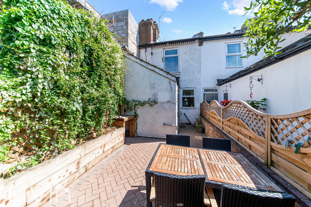 2 bed house for sale in Warren Road, Croydon 6