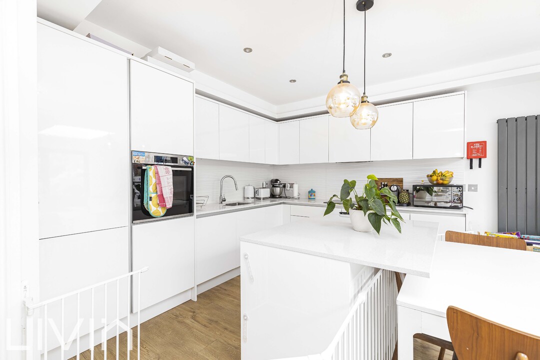 4 bed end of terrace house for sale in Falkland Park Avenue, South Norwood 6