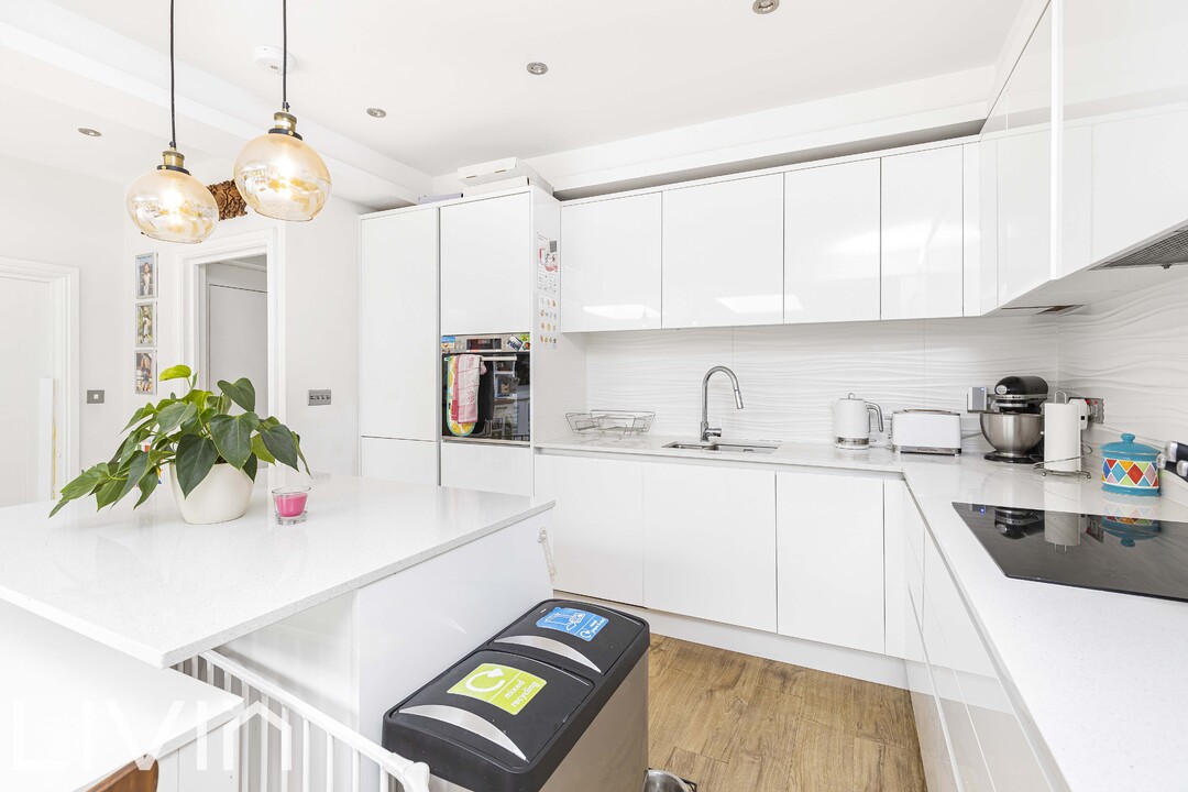 4 bed end of terrace house for sale in Falkland Park Avenue, South Norwood 3