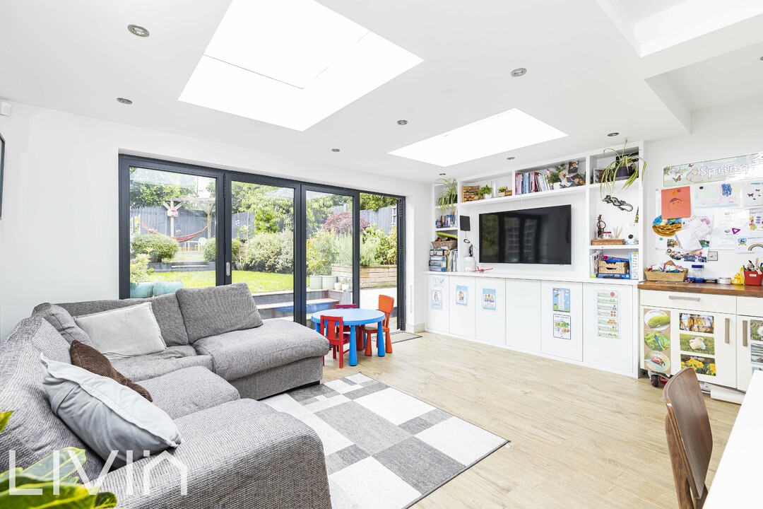 4 bed end of terrace house for sale in Falkland Park Avenue, South Norwood 2